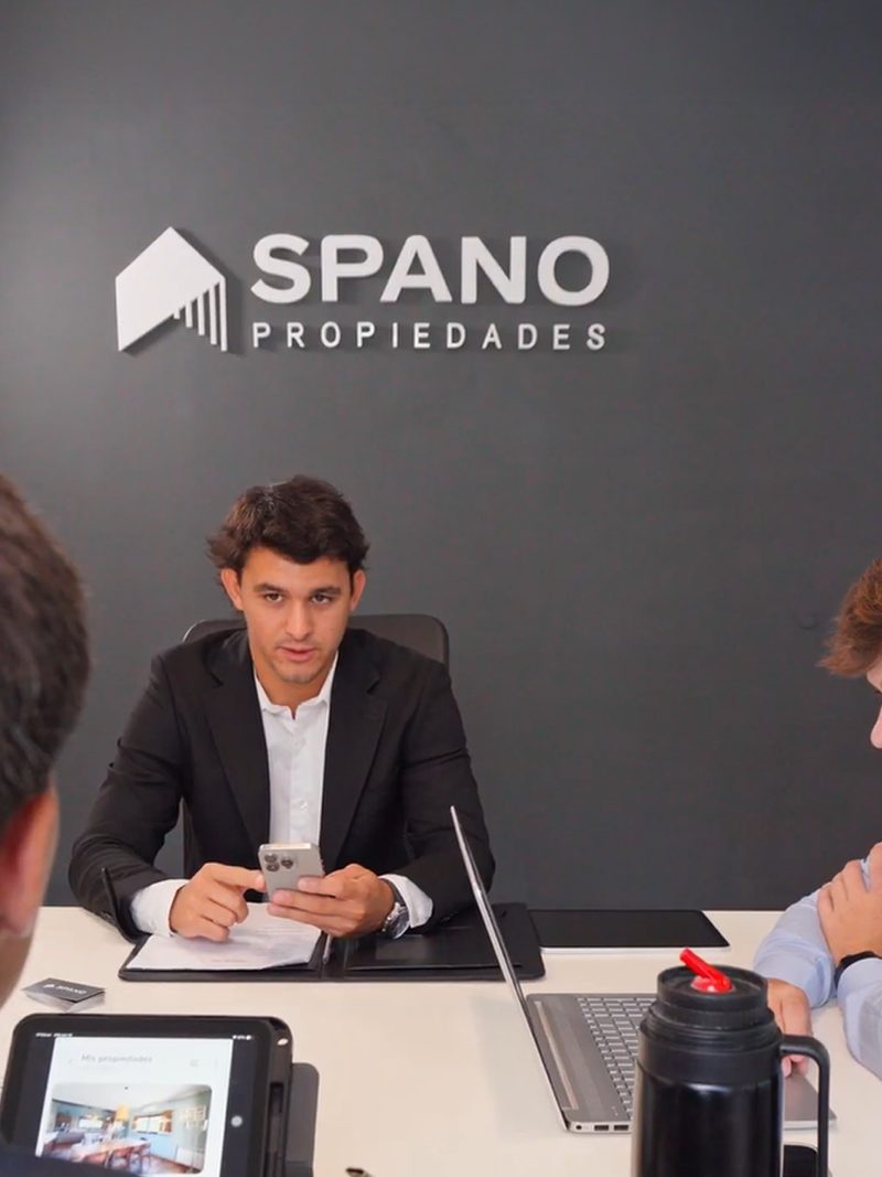 Reunión del equipo en la oficina de Spano Propiedades